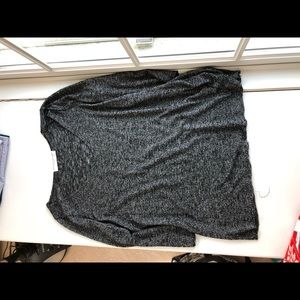 Gray v-neck 3/4 sleeve shirt